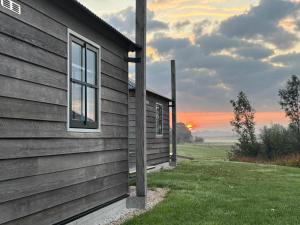 Hooiberghut op boerderij في لايدسخيندام: مبنى من جهه نافذه +13 صورة