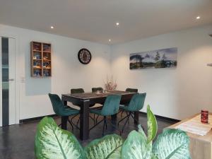 Appartement WiSo في ماوترندورف: غرفة طعام مع طاولة وكراسي وساعة +6 صور