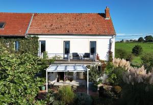 ディゴワンにあるLa Colline Digoinの屋根のある白い家の外観