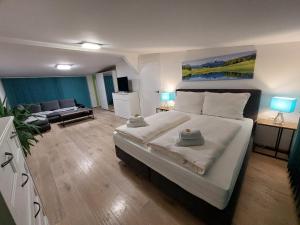 Appartement WiSo في ماوترندورف: غرفة نوم بها سرير كبير وغرفة معيشة