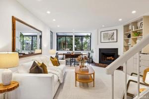 Una sala de estar con un sofá blanco y una chimenea. en Modern City View at Lake Merritt - Balcony # 3, en Oakland