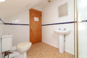 een badkamer met toilet en wastafel bij Pebbles Guest House - Flat 6 in Southampton