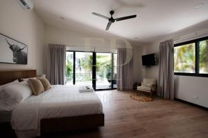 Postel nebo postele na pokoji v ubytování Luxury Beachfront in Playa Tivives, Puntarenas with Ocean Views,Pool