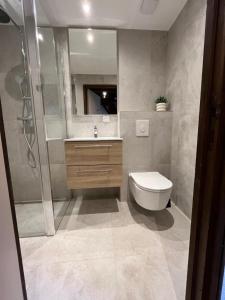 Et badeværelse på Le chalet de Pfaffenbronn + 17 billeder