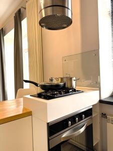 Nhà bếp/bếp nhỏ tại Kyiv Tokyo Apartment