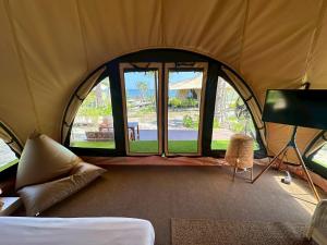 Una televisión o centro de entretenimiento en Camp Cayla - COASTA