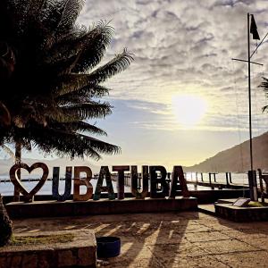 een bord met de tekst Antiparos voor de oceaan bij Rede Bem Te Vi - Itaguá in Ubatuba