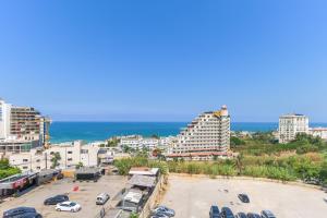 vista su una città con auto parcheggiate in un parcheggio di Germac Suites a Al Kaslīk