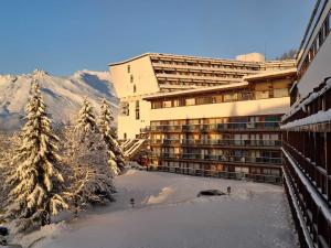a building with a snow covered parking lot in front of it at Confortable 2 pièces pour 7 au pied des remontées aux Arcs 1600 - FR-1-411-708 in Bourg-Saint-Maurice