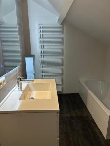 Ένα μπάνιο στο Maprérie +6 φωτογραφίες