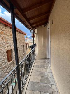 un balcón con vista a un edificio en Hygge House, en Arachova