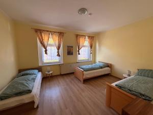 Giường trong phòng chung tại Ferienwohnung Goldener Drache