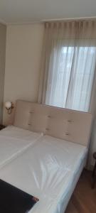 a bed in a room with a window at Boetiekhotel Het Gezellenhuis in Ouderkerk aan de Amstel