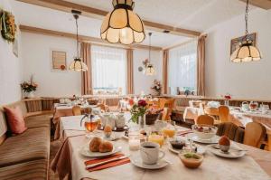 Đồ ăn tại/gần nhà khách