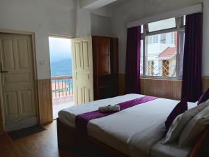 En eller flere senge i et værelse på Hotel View Point Gangtok