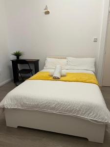 En eller flere senge i et værelse på Cosy flat