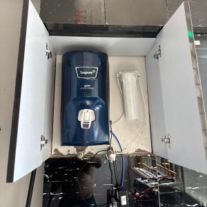 um eletrodoméstico azul em um armário em um quarto em Nomadic Patna em Patna