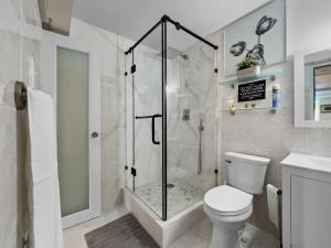 Un baño blanco con ducha y WC. en Tropical Naguabo Beach House Pool n Beach, en Naguabo 18 fotos más