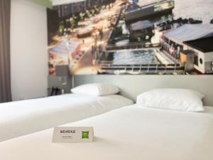 Una cama o camas en una habitación de ibis Styles Paris Tolbiac Bibliotheque