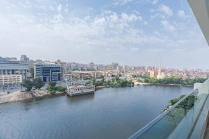 Una vista de un río con un barco en él. en Om Kolthoom Hotel, en El Cairo