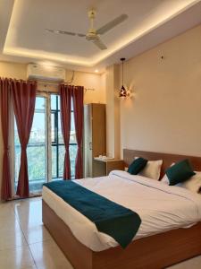 Postel nebo postele na pokoji v ubytování Aamaya Inn