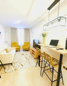 Телевизор и/или развлекательный центр в Apartamentos Puente Romano Suites Parking Gratis