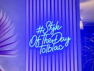 Un cartel en una puerta que dice el estilo de su día taliba en ibis Styles Paris Tolbiac Bibliotheque, en París