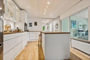 Η κουζίνα ή μικρή κουζίνα στο 1 Private Room in a Shared House with Garden Access