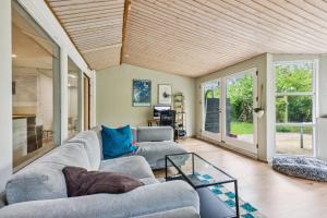 Χώρος καθιστικού στο 1 Private Room in a Shared House with Garden Access