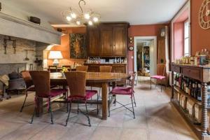 Η κουζίνα ή μικρή κουζίνα στο Chambre de Marie, Le Relais du Passe-heures +4 φωτογραφίες