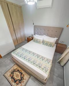 Un dormitorio con una cama grande con sábanas y almohadas blancas. en Elegant Family Chalet a Imi Ouaddar Comfort & Calm, en Agadir 9 fotos más