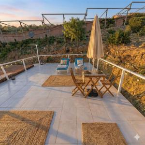 Elegant Family Chalet a Imi Ouaddar Comfort & Calm في أغادير: فناء مع طاولة ومظلة وكراسي +8 صور