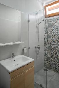 un baño con lavabo y ducha en Elegant Family Chalet a Imi Ouaddar Comfort & Calm, en Agadir