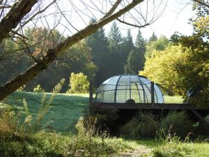 Monchateau étoilé, hébergement insolite avec Spa في Merlas: قبة زجاجية في وسط حقل