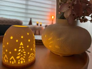 een gele vaas en een witte vaas met bloemen op een tafel bij SEA VIEW Juweeltje in Knokke-Heist