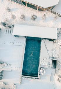Una vista aérea de una piscina cubierta de nieve. en DER MESNERWIRT - 4 Superior - Meraner Land, en Avelengo
