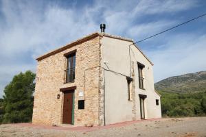 an old stone building with a door on the side at La Caseta del tío Antonio in El Parral