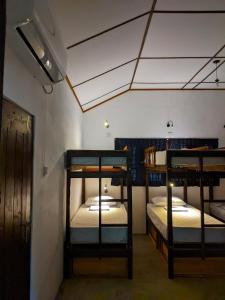 Postel nebo postele na pokoji v ubytování Happy Coco Hostel Batheegama