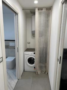 a laundry room with a washing machine and a washer at Sea House Superior in Pietra Ligure