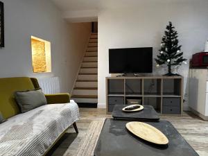un soggiorno con divano e albero di Natale di Le Ty Maclow a Saint Malo