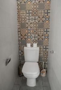 Elegant Family Chalet a Imi Ouaddar Comfort & Calm في أغادير: حمام به مرحاض وجدار من البلاط