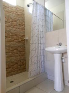 un baño con lavabo y ducha en Bubamara San Lazaro, en Arequipa