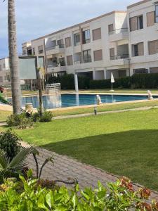 una piscina frente a un gran edificio en Apartment with piscine, en Minaret de Mansuria