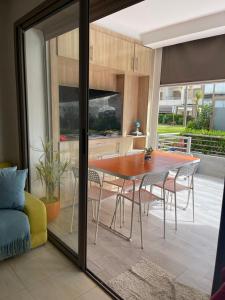 Una cocina y un comedor con mesa y sillas. en Apartment with piscine, en Minaret de Mansuria 11 fotos más