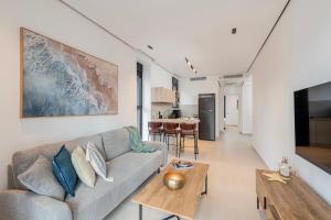 una sala de estar con un sofá y una mesa en Melony Apartments Htmarim 22 Street, en Eilat