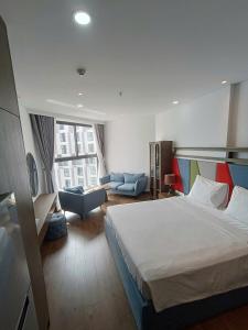 ein Hotelzimmer mit einem Bett und einer Couch in der Unterkunft The Moonlight Apartment- Mandala Mui Ne in Ấp Thiẹn Ái