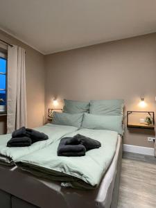 ヴィンターベルクにあるDottie's Placeの大きなベッドとタオル2枚のある寝室