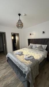 Un dormitorio con una cama con dos toallas encima. en Pensiunea Seraris, en Voineasa