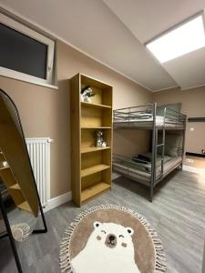 ヴィンターベルクにあるDottie's Placeのクマの毛皮の敷物がある部屋 +26枚の写真