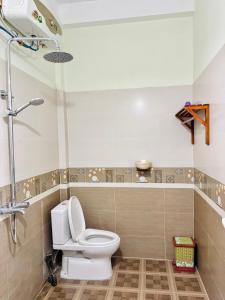 Bamboo Riverside Home في Bố Trạch: حمام مع مرحاض ودش